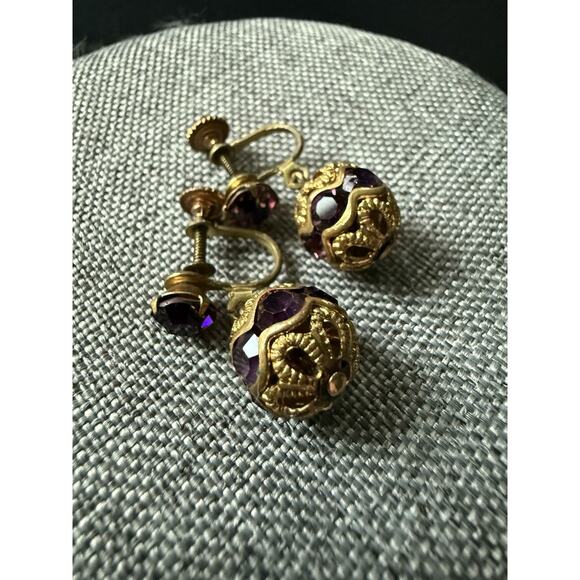 Vintage Dangle Drop Purple Glass Bead Earrings Gold Tone Filagree Screw Back - Picture 2 of 5